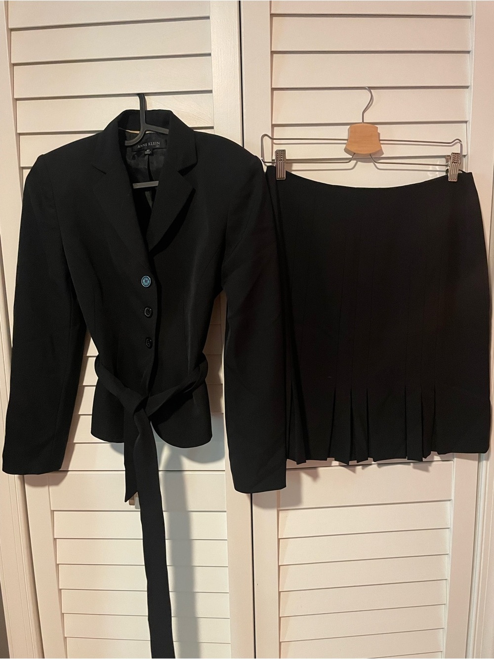 Anne Klein 4 Petite Black Women's Pleated Skirt Suit Blazer Jacket EUC